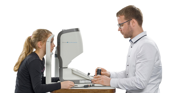 El Myopia-Master® recoge datos de medición de los ojos.